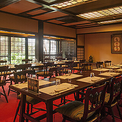 20名様～50名様までの貸切も対応しております。店内の空間演出には、先代の女将と親交の深かった芹沢けい介や棟方志功といった民芸作家の作品や、松本民芸による家具を配しております。素敵な空間で美味しいお食事とともに楽しいひと時をお過ごしください。