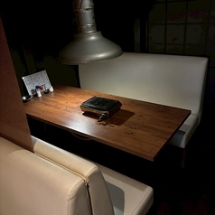 2階テーブル席(階段上がって右側)。証明暗めの席です。