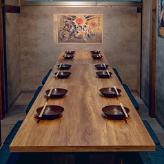 木の温もりを活かしたテーブルが並ぶ空間は、大人数の宴会にも最適!心までほっこり癒してくれます!接待や記念日、ご家族との団らんにも最適な空間です!