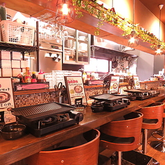 お一人様大歓迎。カウンターに座って、ゆったりとした時間を楽しむのがこのお店のスタイルです。アットホームな雰囲気が漂い、一人でも気軽に入りやすいのが特長です。まるで自宅にいるかのような安心感を与えてくれる、そんな素敵な空間です。