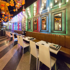 テーブル席は横長となっておりますので横並びで約10名様ほどお座りになれるので大人数でのご宴会にも最適♪