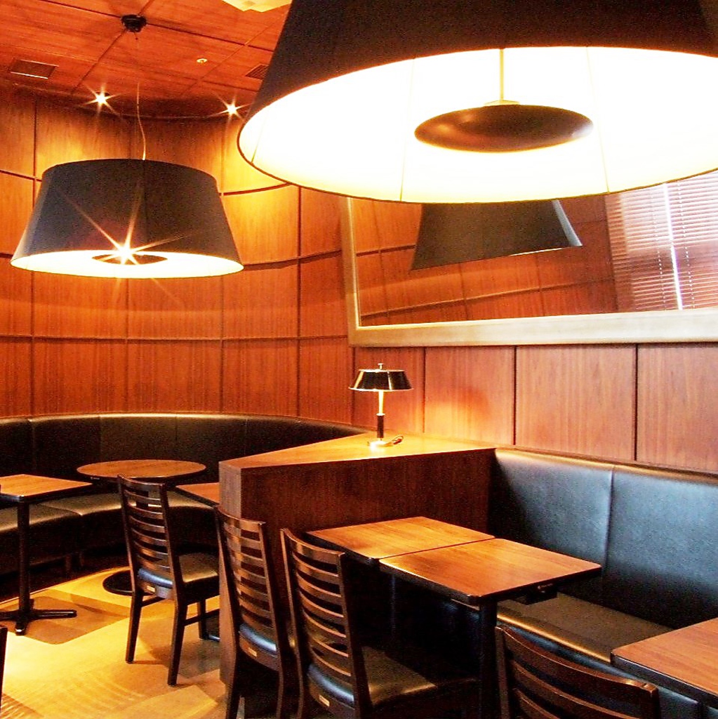 テーブル席も大人の空間…。ごゆっくりお食事をお楽しみ下さい