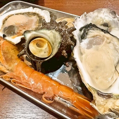 当店自慢の「浜焼き」セット（牡蠣・帆立・ホンビノス・赤海老・さざえ）　1428円（税込）の写真