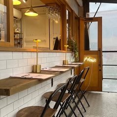 落ち着いた雰囲気の店内は、少人数の集まりから大人数の宴会まで幅広く対応可能。貸切でのご利用もできるため、会社の懇親会や友人同士のパーティーなど、プライベートな空間でゆったりとお過ごしいただけます。