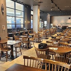 80席ございます。少人数での会食から大人数でのお集まりまで対応可能です。