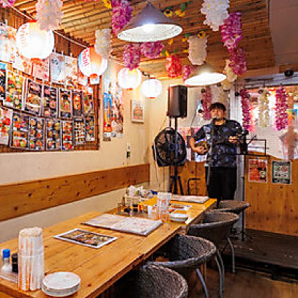 沖縄の夜を華やかに彩る大迫力の民謡ライブや島唄ライブを当店では毎日休まず開催しております！