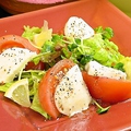料理メニュー写真&nbsp;トマトとモッツァレラチーズのイタリアンサラダ