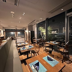 片方ソファ席の 2名様席X８ 窓際２名様X３