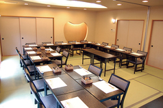 9名様以上ではお座敷に椅子テーブルのスタイルでご利用いただけます。最大30名様までご利用可能です