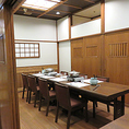 木目調で統一されたシックな雰囲気の洋間個室。最大10名様程度まで収容可能で、靴を脱がずにご利用いただける為、足腰に不安のある方やビジネスシーンでのご利用にも大変便利です。都会の喧騒を忘れるような静かなプライベート空間で、旬の味覚をふんだんに取り入れた会席料理やしゃぶしゃぶを心ゆくまでお愉しみください。