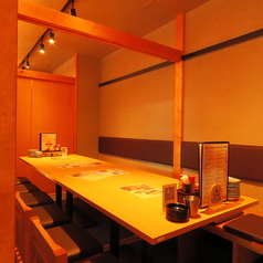 最大12名様までご利用いただけるプライベート感あふれるスペースです。周囲からの視線を気にせず、ゆったりとお楽しみいただけるため、親しい友人同士の集まりや、特別なイベントに最適です。