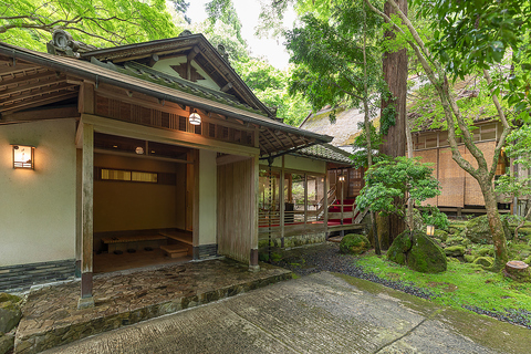 月日亭は明治35年（1902年）奈良県知事が要人をもてなす集会所として建てられました。