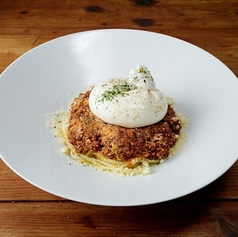 ブッラータチーズを贅沢に丸々1個乗せた当店一押しの『王様のボロネーゼパスタ』の写真