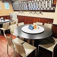 円卓を囲めば自然と会話が溢れ出す！