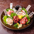 厳選した新鮮な馬刺しを存分に堪能できる一皿。赤身の力強い旨み、霜降りのとろける甘み、薬味の香りが重なり、ひと口ごとに奥行きある味わいを楽しめます。お酒との相性も抜群で、食事の満足度をさらに高める自慢の逸品です。