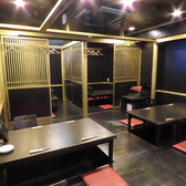 店内には、お客様のお上着などを掛けていただけるハンガーを設置しております◎大切なお洋服やスーツなどもシワにならずに保管できるためお仕事帰りなどでも安心してお立ち寄りいただけます♪限られたスペースを有効に使いお席を広々と快適にご利用いただけるよう配慮しております◎ぜひお店にお気軽にご来店くださいませ!