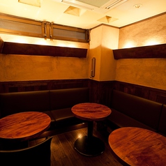 プライベート感を出したい時に活躍するのが店内奥の10名様までOKのソファー個室。優雅な空間で宴会はいかがですか！