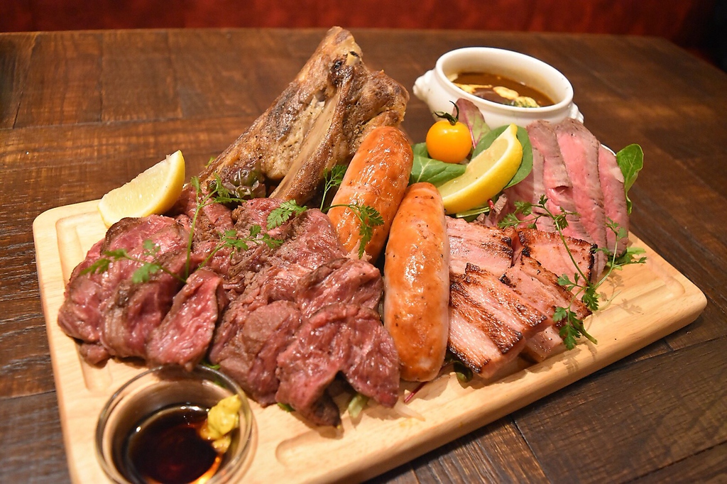 一番人気の窯焼きグリル肉盛合せ