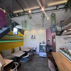 店内は温かく落ち着いた雰囲気のある内装で、ゆったりとした時間をお過ごしいただけます。ディナー営業中★韓国料理をぜひ一度お召し上がりください。お客様の笑顔のために美味しい料理を作ってお待ちしております♪ランチは土日祝のみ営業中です◎