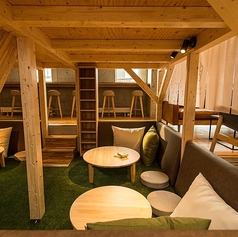 木製家具と芝風の床での組み合わせで、自然の中に居るような安心感を演出。