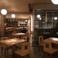 真ん中フロアのテーブル席です。