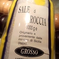 イタリアのシチリア島で採取されたサーレ・ディ・ロッチャのグロッソ（粗塩）を使用。カルシウムやミネラルがたっぷりの天然岩塩をソルトミルで挽き、味を付けています。