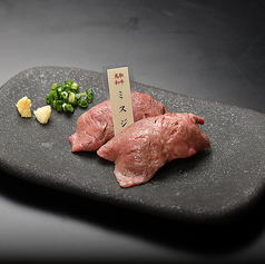万葉牛 ミスジ炙り肉寿司(2貫)／鳥取和牛 赤身炙り肉寿司(2貫)