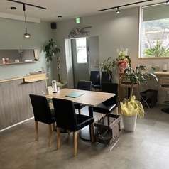 カウンター席は、シェフの技を間近で楽しめる特別な空間です。料理の仕上げや盛り付けを見ながら、臨場感あふれる食事体験ができます。ご友人とのカジュアルな会話や、一人でのゆったりとした時間を過ごすのにも最適です。料理と共にお酒を楽しむこともできるため、味覚だけでなく視覚でも満足感を得られます。