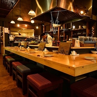 囲炉裏を囲むカウンターでライブ感をお楽しみください。