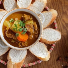 濃厚な旨味が食欲を刺激！ベトナム風ビーフシチューとバゲット「バインミー・ボーコー」の写真