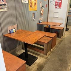 大正駅から徒歩すぐのまるとく大正店は、お一人様でも立ち寄りやすいカウンター席に加え、複数名で利用できるテーブル席も完備。仕事帰りの一杯や友人同士の飲み会など、さまざまなシーンで気軽にお楽しみいただけます。活気あふれる店内で、美味しい料理とお酒をご堪能ください。