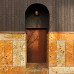 秘密基地への入り口のような看板も何もない小さな木の扉、開けるとその先に大人の空間が広がります