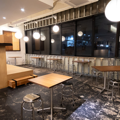 当店のテーブル席は、友人や家族とのお食事を心ゆくまで愉しめます。ランチデートや、一日の疲れを癒やすお仕事帰りのご褒美ディナー、そして家族の笑顔が重なる週末の団らん。さまざまなシチュエーションにぴったりです◎どんなシーンでもご利用いただける快適な空間をご用意していますので、ぜひお気軽にお越しください。