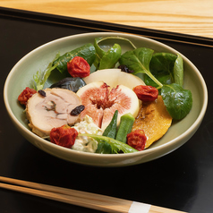 絶美名物料理　果物と10種類の季節野菜のサラダ　淡路産玉ねぎのソース　焼きりんご　セミドライトマト他