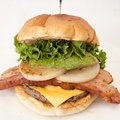 料理メニュー写真&nbsp;アボカドベーコンビーフバーガー