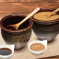 お肉やお野菜をより美味しく味わっていただくため、自社開発した特製のポン酢とごまだれをご用意しております。素材の選択からこだわり、お肉本来の風味や彩り豊なお野菜の味わいを引き立てるよう酸味を抑えた優しい口当たりに仕上げました。