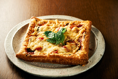 贅沢なパイ生地ピザ：マルゲリータ