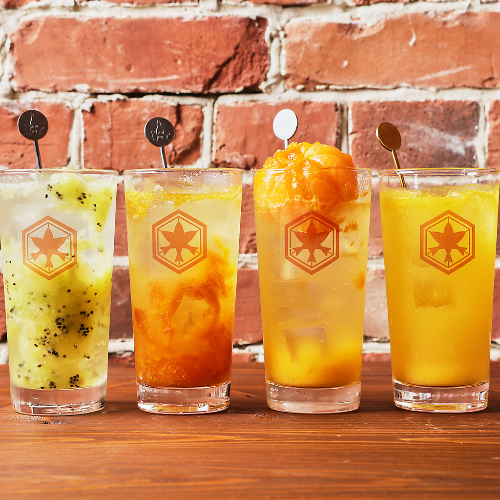 主要な銘柄や地場の日本酒や焼酎に加え、果実を凍らせて絞ったサワーやカクテルなどこだわり満載。