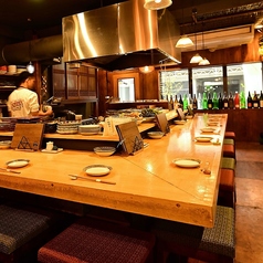 中央に焼き場を囲んだカウンター12席