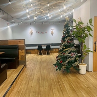 木の温もりとドライフラワーに囲まれたナチュラル空間