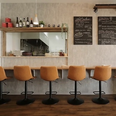 カウンター席。広々設計なのでゆったりお過ごし頂けます。壁側のお席はキッチンの様子を見ることも！シェフとの会話も楽しめます。