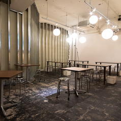 ゆったりと配置されたテーブル席は、30代から50代の女性客を中心に支持される落ち着いた空間です。本場韓国の家庭的な味わいを楽しめる当店では、日常の喧騒を離れて穏やかなひとときを過ごせます。清潔感のある店内で、友人との会話を楽しみながら体に優しい逸品を囲み、心ゆくまで贅沢な時間を満喫してください。