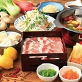 鍋食材や旬の野菜はビュッフェコーナーからお好きなだけ自由に取ってお召し上がりいただけます。健康志向の方にもご満足いただける豊富なラインナップを揃えており、お肉との組み合わせも抜群です。