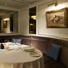 ソファー席もご用意しております。お食事を愉しみながら、ゆったりとお過ごしいただけます。