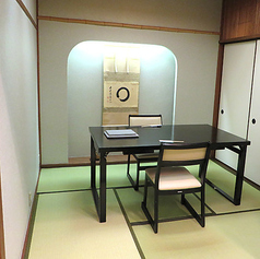 旅館のような趣がある4名様用の完全個室(和室)です。畳の香りに包まれながら過ごすひとときは、心からリラックスできる贅沢な時間。お宮参り後の会食や、小さなお子様連れのご家族でのランチなど、周囲を気にせずお食事を楽しみたい場面に最適です。ハレの日のお祝いや大切な方との語らいの場としてぜひご利用ください◎