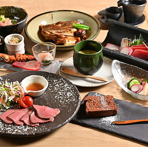 料理長こだわりの料理多数。落ち着いた店内ではゆっくりとお食事をご堪能頂けます。