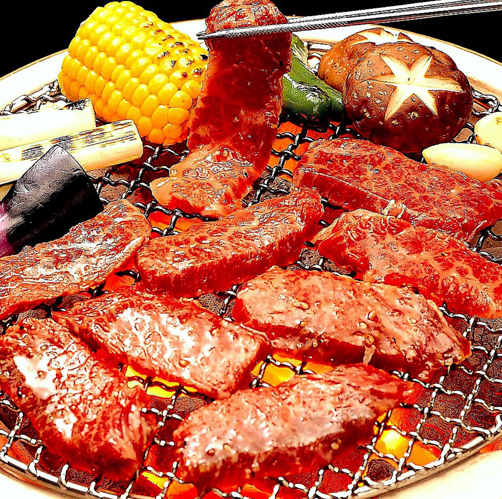 毎日職人が手切りしているこだわりのお肉を炭火で焼くため香ばしさ、肉の旨みに違い有り。