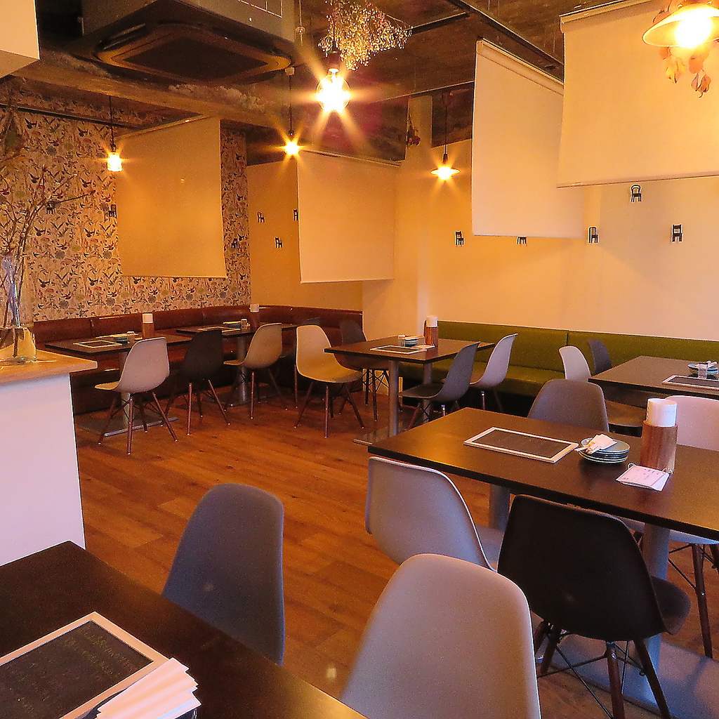 各種宴会利用も◎プライベート利用の際は仕切りで個室感満載！貸切は35名様～ご利用可能な2Fフロア♪