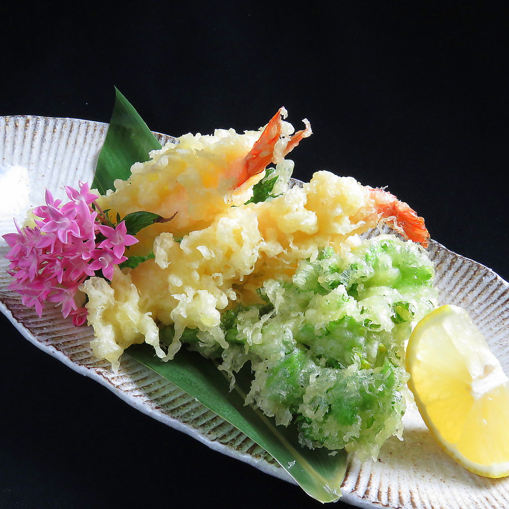 大えびと野菜の天ぷら♪職人の技が光る一品メニューも多数ご用意！美味しい料理と焼酎で乾杯♪