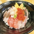 自慢の海鮮丼ランチ。厳選した旬の素材と特製だれが絡み合う至福の逸品。ぜひご賞味下さい。
